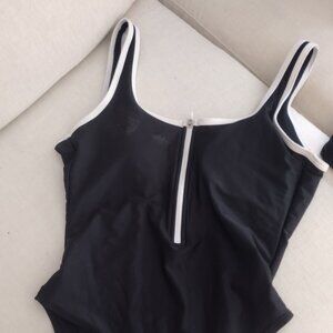 Old Navy Women's M zipfront swimsuit